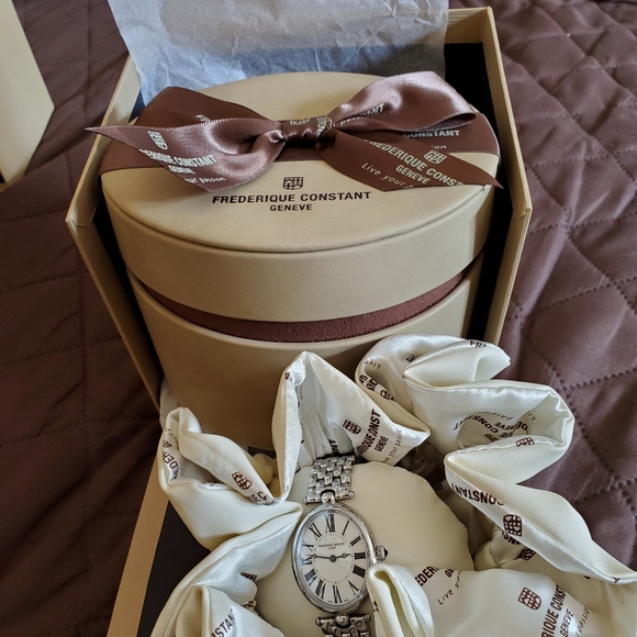 Ladies Quart Stainless steel watch - Picture 2 of 3